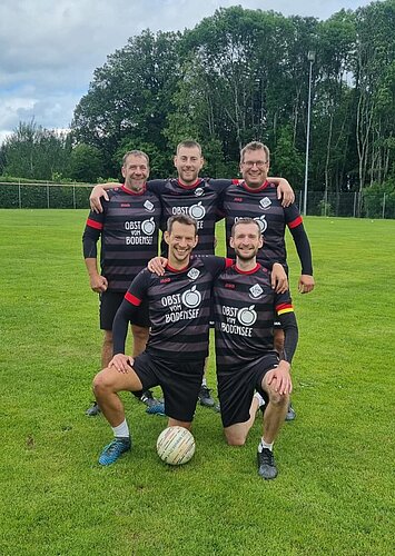 Wie schon in der Hinrunde will das Verbandsligateam am Sonntag seine Heimstärke voll ausspielen. Stehend v.l.n.r.: Jürgen Specker, Tobias Paul, Michael Pieper; knieend: Mario Müller und Fabian Schmidt-Redlin