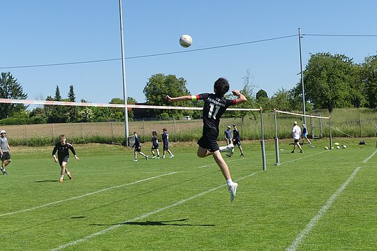 Für die Faustball-Youngsters steht am Samstag in Malmsheim mit dem Bezirkspokal der Saisonhöhepunkt an. (Im Bild: Kapitän Daniel Müller im Angriff)