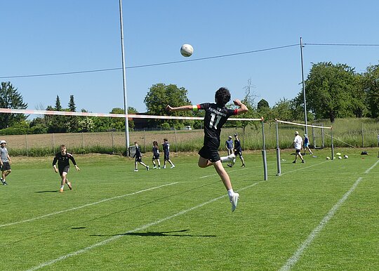 Für die Faustball-Youngsters steht am Samstag in Malmsheim mit dem Bezirkspokal der Saisonhöhepunkt an. (Im Bild: Kapitän Daniel Müller im Angriff) Für die Faustball-Youngsters steht am Samstag in Malmsheim mit dem Bezirkspokal der Saisonhöhepunkt an. (Im Bild: Kapitän Daniel Müller im Angriff)