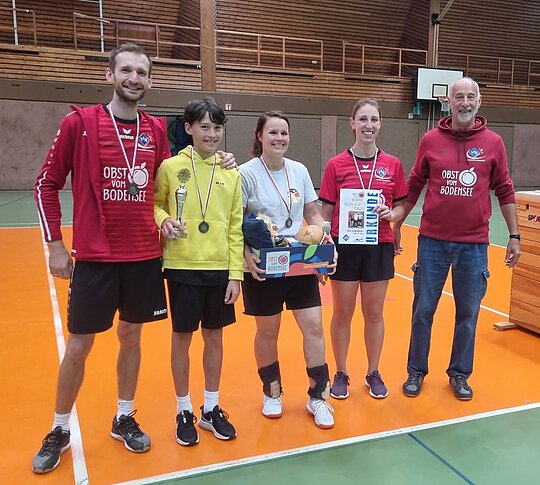 Als Debütant zum Pokalsieg - „Mein Lieblingsteam“: v.l.n.r.: Turnierleiter Fabian Schmidt-Redlin, Daniel Müller, Lena Pieper, Christine Redlin und Faustball-Abteilungsleiter Reiner Müller