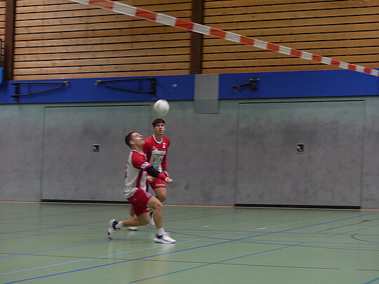 Nationalspieler im Zusammenspiel. Jaro Jungclaussen legt für U21-Angreifer Andreas Knodel auf.