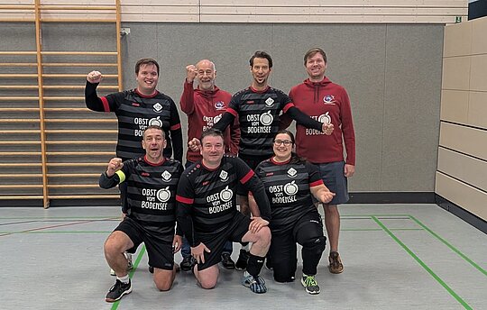 Tabellenführung verteidigt! Der VfB Friedrichshafen bleibt auch nach dem zweiten Spieltag in der Bezirksliga vorn. Hinten v.r.n.l.: Daniel Nixdorf, Reiner Müller, Mario Müller, Steve Nixdorf; vordere Reihe: Kapitän Jürgen Specker, Stefan Weller und Johanna Beck