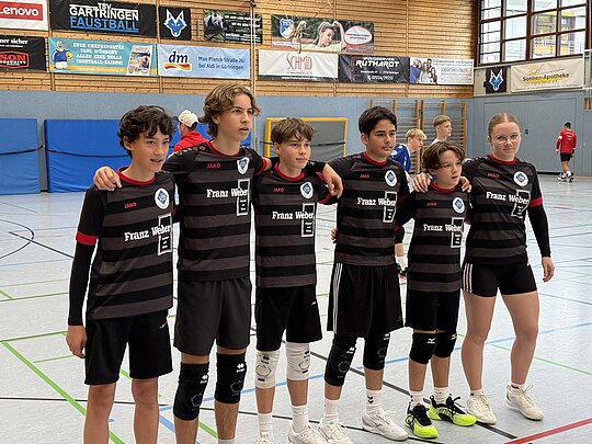 Nach einer erfolgreichen Sommersaison muss der VfB- Nachwuchs in Gärtringen erstmal Lehrgeld zahlen. Das Team v.l.n.r.: Daniel Müller, Jakob Betzold, Lukas Müller, Amir Nawaz, Malik Kocatas und Nayla Both