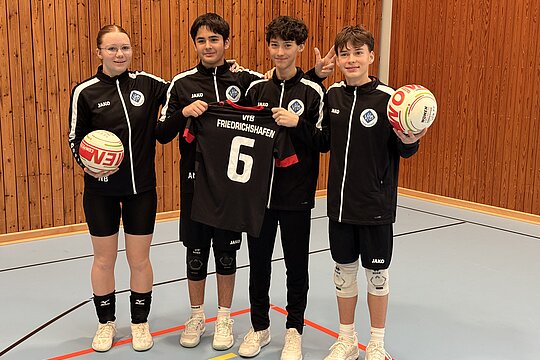 Starke Mannschaftsleistung des VfB-Nachwuchses zum Jahresabschluss. V.l.n.r.: Nayla Both, Amir Nawaz, Daniel und Lukas Müller