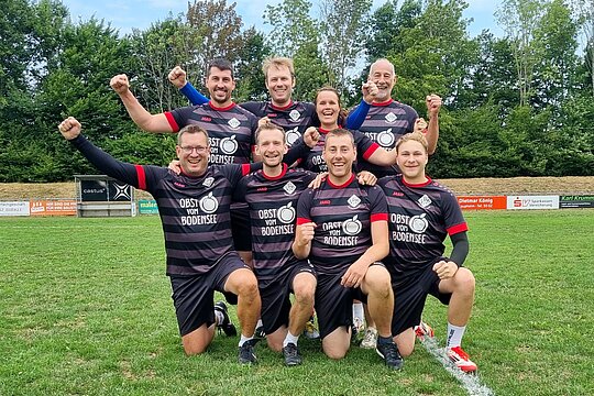Ungeschlagen durch die Saison. Der VfB Friedrichshafen ist verdienter Meister der Bezirksliga Süd 2026. Hinten stehend v.l.n.r.: Alexander Paul, David Ressel, Lena Pieper, Reiner Müller; vorn knieend: Michael Pieper, Fabian Schmidt-Redlin, Tobias Paul und Maximilian Schäffner