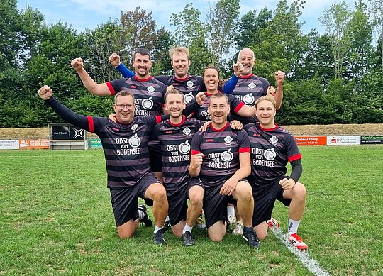 Ungeschlagen durch die Saison. Der VfB Friedrichshafen ist verdienter Meister der Bezirksliga Süd 2026. Ungeschlagen durch die Saison. Der VfB Friedrichshafen ist verdienter Meister der Bezirksliga Süd 2026. Hinten stehend v.l.n.r.: Alexander Paul, David Ressel, Lena Pieper, Reiner Müller; vorn knieend: Michael Pieper, Fabian Schmidt-Redlin, Tobias Paul und Maximilian Schäffner