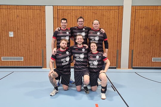 Trotz großem Kampf und hohem, läuferischen Einsatz blieb das ersatzgeschwächte Landesligateam am Sonntag ohne Punktgewinn. Hinten v.r.n.l.: Alex Paul, Michael Pieper, Marc Gerhardt; vorn: Luca Huber, Fabian Schmidt-Redlin und Lena Pieper