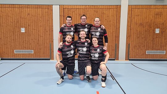 Trotz großem Kampf und hohem, läuferischen Einsatz blieb das ersatzgeschwächte Landesligateam am Sonntag ohne Punktgewinn. Hinten v.r.n.l.: Alex Paul, Michael Pieper, Marc Gerhardt; vorn: Luca Huber, Fabian Schmidt-Redlin und Lena Pieper