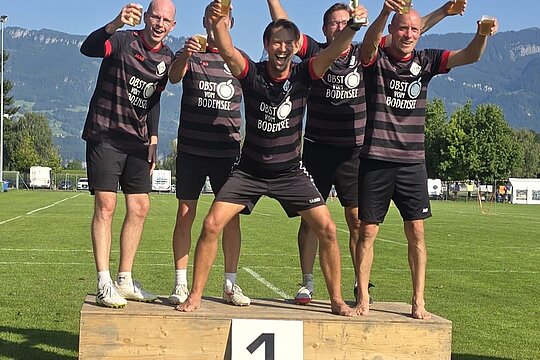 Großer Jubel über Gold und Silber beim weltweit größten Faustballturnier in Widnau. Das erfolgreiche VfB-Team von links nach rechts: Uwe Kratz, Reiner Müller, Mario Müller, Michael Pieper und Sebastian Heiker