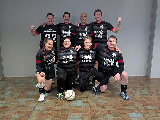 In der zweiten Saison nach Mannschaftsgründung sichert sich das jüngste VfB-Team beim Saisonfinale in Riedlingen den Meistertitel in der Bezirksliga Süd. In der zweiten Saison nach Mannschaftsgründung sichert sich das jüngste VfB-Team beim Saisonfinale in Riedlingen den Meistertitel in der Bezirksliga Süd. Hintere Reihe v.l.n.r.: Daniel Nixdorf, Alexander Paul, Reiner Müller, Steve Nixdorf; vorn: Luisa Bürkle, Johanna Beck, Maximilian Schäffner und Stefan Weller Auf dem Bild fehlt: Thomas Schmid