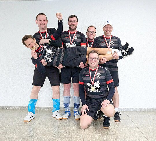 VfB Friedrichshafen M45, v.l.n.r.: Mario Müller (auf Händen getragen), André Meier, Mike Küchenhoff, Thomas Schmid, Michael Pieper (knieend) und Jürgen Specker