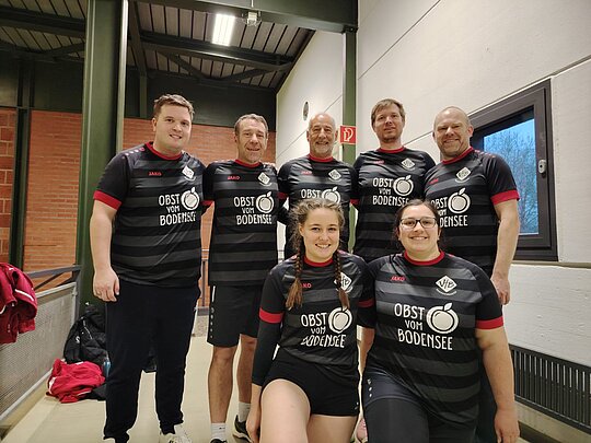 Mission erfüllt - Tabellenführung verteidigt. Das Bezirksligateam bleibt trotz Auftaktniederlage an der Spitze. Hinten v.l.n.r.: Daniel Nixdorf, Jürgen Specker, Reiner Müller, Steve Nixdorf, Alwin Gauer; vorn: Luisa Bürkle und Johanna Beck