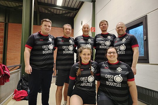 Mission erfüllt - Tabellenführung verteidigt. Das Bezirksligateam bleibt trotz Auftaktniederlage an der Spitze. Hinten v.l.n.r.: Daniel Nixdorf, Jürgen Specker, Reiner Müller, Steve Nixdorf, Alwin Gauer; vorn: Luisa Bürkle und Johanna Beck