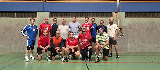 Die Teilnehmer des Trainerlehrgangs mit Lehrgangsleiter Rainer Frommknecht (vorn rechts im gestreiften Shirt) und den drei Referenten André Steiger, Cyrill Schreiber und Mario Müller Die Teilnehmer des Trainerlehrgangs mit Lehrgangsleiter Rainer Frommknecht (vorn rechts im gestreiften Shirt) und den drei Referenten André Steiger, Cyrill Schreiber und Mario Müller (hintere Reihe, von links an Position drei, vier und fünf)