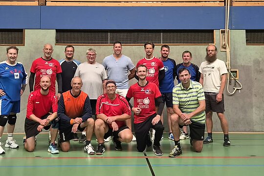 Die Teilnehmer des Trainerlehrgangs mit Lehrgangsleiter Rainer Frommknecht (vorn rechts im gestreiften Shirt) und den drei Referenten André Steiger, Cyrill Schreiber und Mario Müller (hintere Reihe, von links an Position drei, vier und fünf)
