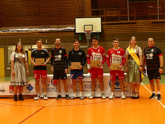 Ehrung der vier Vaihinger Nationalspieler durch die Apfelprinzessinnen