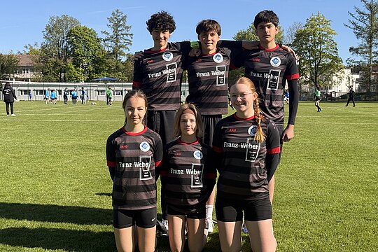 Im Turnierverlauf steigerte sich der VfB-Nachwuchs und beendet den Neugablonzer Juniorcup mit ausgeglichener Bilanz. Hinten v.l.n.r.: Daniel und Lukas Müller, Amir Nawaz; vorn: Frey Holzhause, Fritzi Schulze und Nayla Both