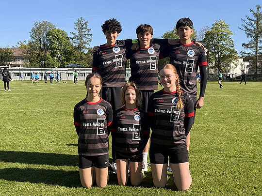 Im Turnierverlauf steigerte sich der VfB-Nachwuchs und beendet den Neugablonzer Juniorcup mit ausgeglichener Bilanz. Hinten v.l.n.r.: Daniel und Lukas Müller, Amir Nawaz; vorn: Frey Holzhause, Fritzi Schulze und Nayla Both