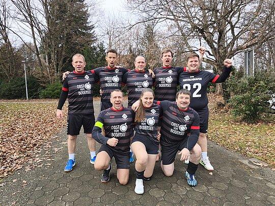 So sehen Sieger aus – Der VfB Friedrichshafen holt in Lindau den Titelhattrick. Hinten v.l.n.r.: Matthias Stange, Mario Müller, Marc Gerhardt, Steve und Daniel Nixdorf Vorn: Jürgen Specker, Luisa Bürckle, Stefan Weller