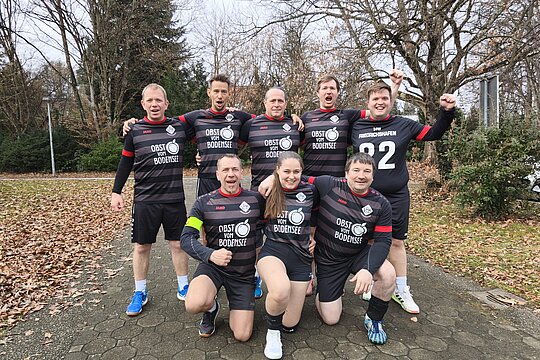 So sehen Sieger aus – Der VfB Friedrichshafen holt in Lindau den Titelhattrick. Hinten v.l.n.r.: Matthias Stange, Mario Müller, Marc Gerhardt, Steve und Daniel Nixdorf Vorn: Jürgen Specker, Luisa Bürckle, Stefan Weller