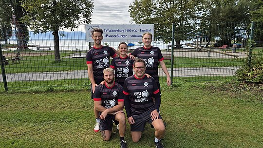Strahlende Pokalsieger vor traumhafter See- und Bergkulisse. Das VfB-Team v.l.n.r.: Mario Müller, Luca Huber, Lena und Michael Pieper, Maxi Schäffner.