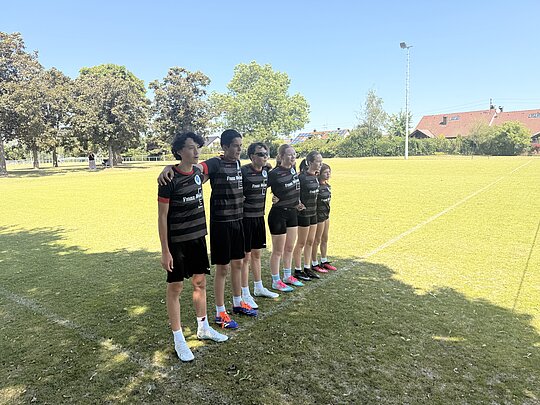 Trotz schwieriger Bedingungen kämpfen sich die Faustball-Youngsters nach einem Fehlstart zurück. Trotz schwieriger Bedingungen kämpfen sich die Faustball-Youngsters nach einem Fehlstart zurück.
