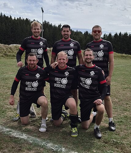 Das VfB-Team in Veringendorf, hintere Reihe v.l.n.r.: David Ressel, Alex und Tobias Paul; vorn: Tim Arnold, Matthias Stange und Fabian Schmidt-Redlin Das VfB-Team in Veringendorf, hintere Reihe v.l.n.r.: David Ressel, Alex und Tobias Paul; vorn: Tim Arnold, Matthias Stange und Fabian Schmidt-Redlin