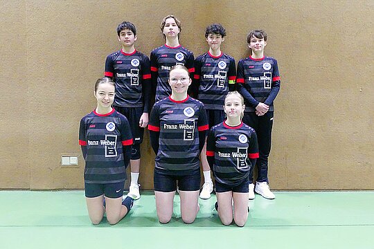 Die Faustball-Youngsters mussten viel Lehrgeld zahlen, konnten aber mit einer starken Mannschaftsleistung überzeugen.  Hinten v.l.n.r.: Amir Nawaz, Jakob Betzold, Daniel und Lukas Müller; vorn: Freya Holzhause, Nayla Both und Fritzi Schulze