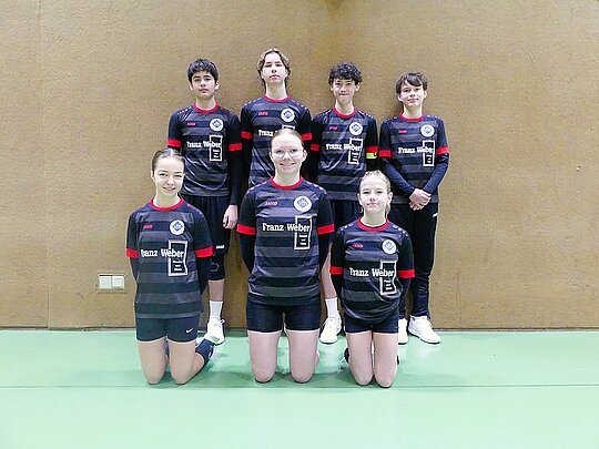 Die Faustball-Youngsters mussten viel Lehrgeld zahlen, konnten aber mit einer starken Mannschaftsleistung überzeugen.  Hinten v.l.n.r.: Amir Nawaz, Jakob Betzold, Daniel und Lukas Müller; vorn: Freya Holzhause, Nayla Both und Fritzi Schulze