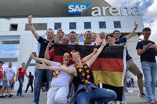 Großer Jubel über den deutschen Finalsieg. Die Delegation des VfB Friedrichshafen erlebte ein unvergessliches Finalwochenende in der SAP-Arena