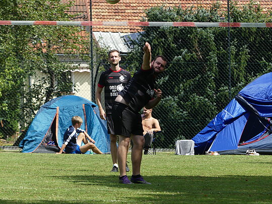 Felix Zöller mit einer wuchtigen Angabe, kritisch beobachtet von Zuspieler Fabian Schmidt-Redlin.