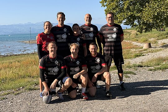 Starker Auftritt des VfB Friedrichshafen beim Jubiläumsturnier des TV Wasserburg. Hinten stehend von l.n.r.: Christine Scheurer, Mario Müller, Lena Pieper, Reiner Müller, Michael Pieper; vorn: André Meier, Maximilian Schäffner und Tim Arnold